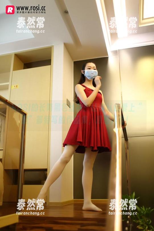 ROSI的长筒黑色丝袜：让你从此爱上“腿”部特写的作品集，原图真香！