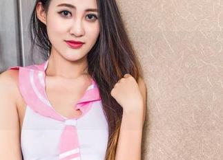 TouTiao头条女神 – 李梓熙私拍花仙子：看这花瓣轻飘飘的，就像她的灵魂一样自由！