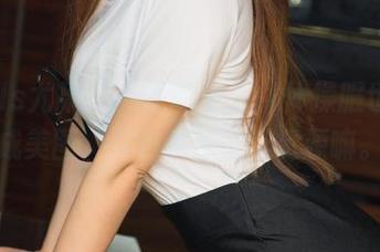 UGirls尤果网 – 难以置信，体操服也能拍成美图，艾小青真会玩资源嘛。