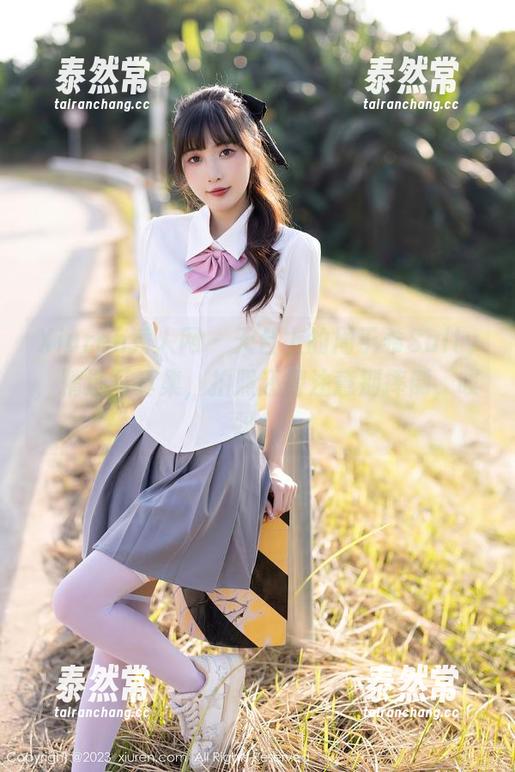 Xiuren秀人网 - 天台上的周于希Sally，精选写真集，拍照还得注意别摔倒，哎呀！