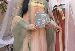 Xiuren秀人网 – 樱花园里的徐微微mia：高清写真，花与她的微妙关系是个谜！