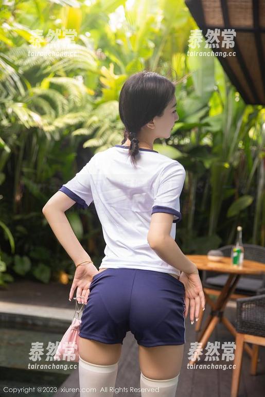 Xiuren秀人网 - 短裤与糖豆sisi：一场私拍写真里的意外邂逅！