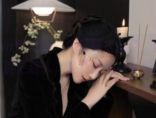 Xiuren秀人网 – 牛仔裤很重要，但菲菲吃不胖更迷人，免费美图一键吸粉！