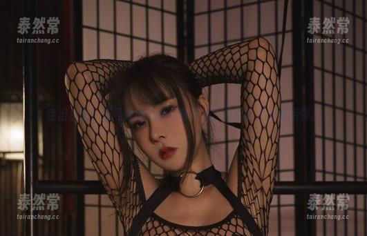 走出水面！亚马逊鲶鱼的美腿作品，他们说不看会后悔。