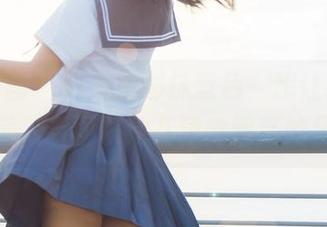 兔玩映画 – 照片里那抹蓝色，想让我跳进游泳池，看面饼仙儿肆意飘荡的样子！