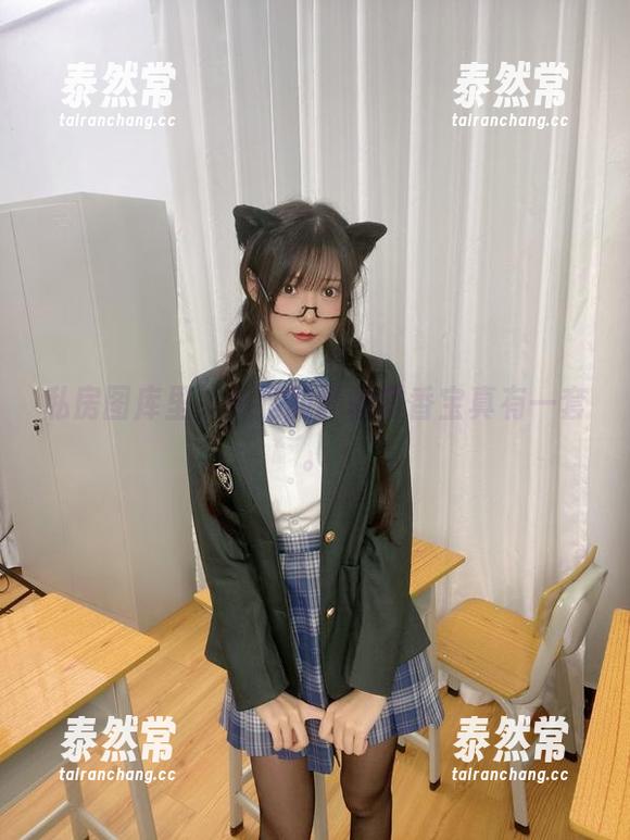 私房图库里，长腿的坏露露香宝真有一套。