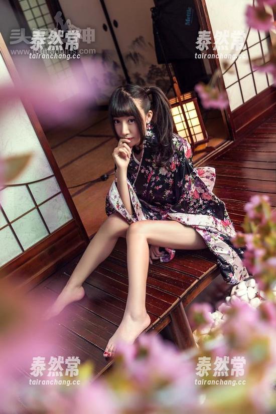 头条女神 - 刘瑾希的泳衣图片里，每一张资源都好似有话要说