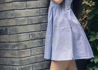 头条女神 – 在线沦陷，图片里艾小青的旗袍与玉足的轻柔对话