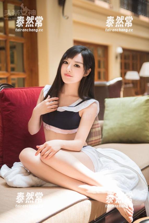 头条女神 - 当语溪遇上定制眼镜，作品里自带一种书呆子的无奈。