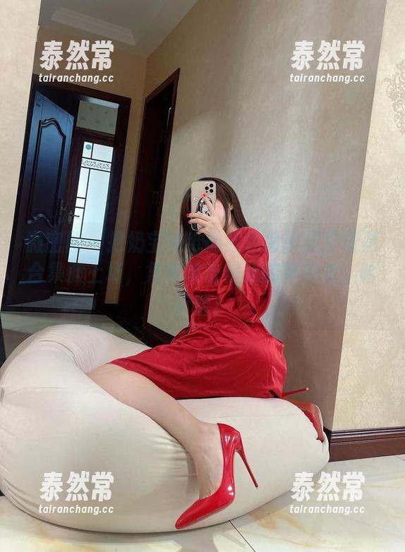 微密圈 - 把奶宝妹纸的红色吊带镂空写真合集搬上场，集体攻击你我的审美观，哈哈哈！