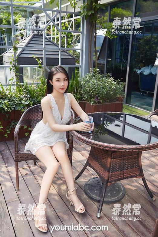 尤蜜荟 - 看完卓娅祺的无圣光制服图集，我开始怀疑我的审美了