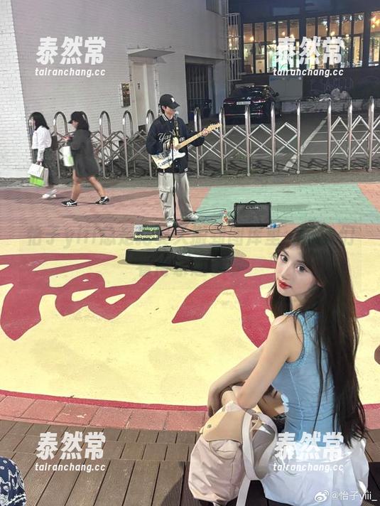 怡子yiii总是把夏天搬到图库里，图咱们看得乐趣多多