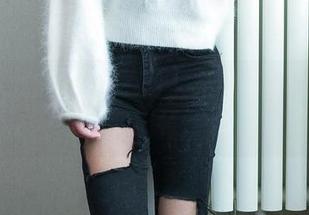 推女郎 – 写真中的李丽莎，红裙飘飘，似乎在扔掉烦恼