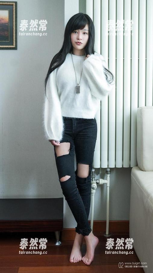 推女郎 - 写真中的李丽莎，红裙飘飘，似乎在扔掉烦恼