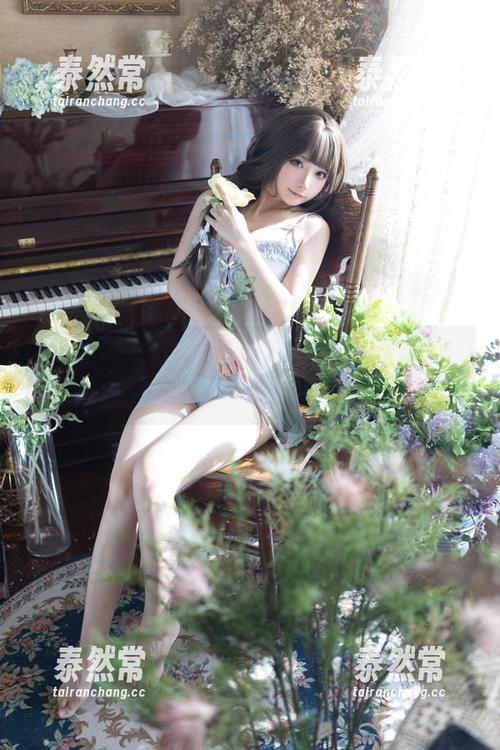 是三不是世w的泳池写真，镜头下的水波啊，似乎在悄悄说话。