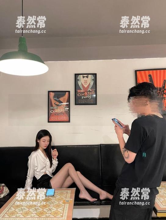 微密圈 - 是小逗逗的黑丝袜写真，浑身都是戏的挑战。