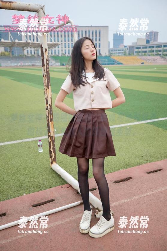 梦丝女神 - 拍照的时候，晓晓和她那薄薄的袜子在鬼抓人的原图里重聚。