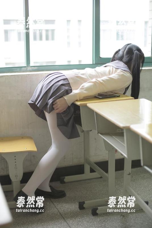 网盘新宠！森萝财团的学生妹外拍合集，传说中的幼齿照～