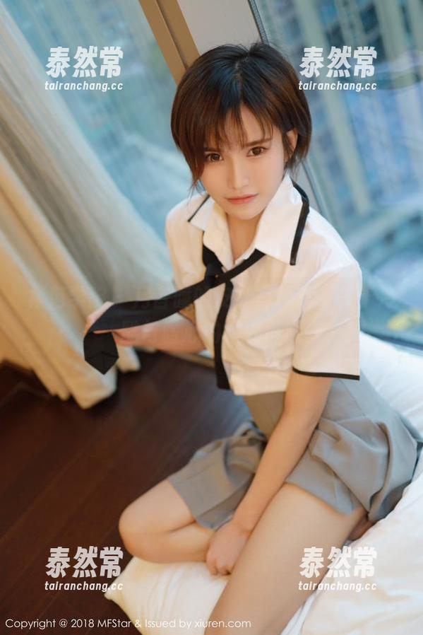 模范学院 - 月音瞳的皮衣写真集，关于冷酷与暖心的模糊界限