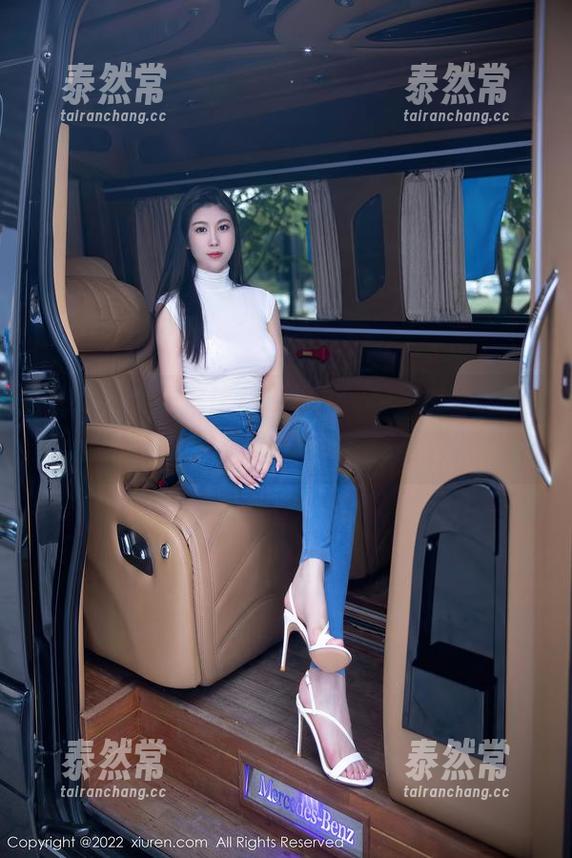 秀人网 - 于诺诺ise带你装扮成连体衣女王，图包里的惊喜别具一格！