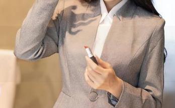 秀人网 – 奶牛出没，陈以二的图包注意了哦，这可不仅仅是“奶”一下！