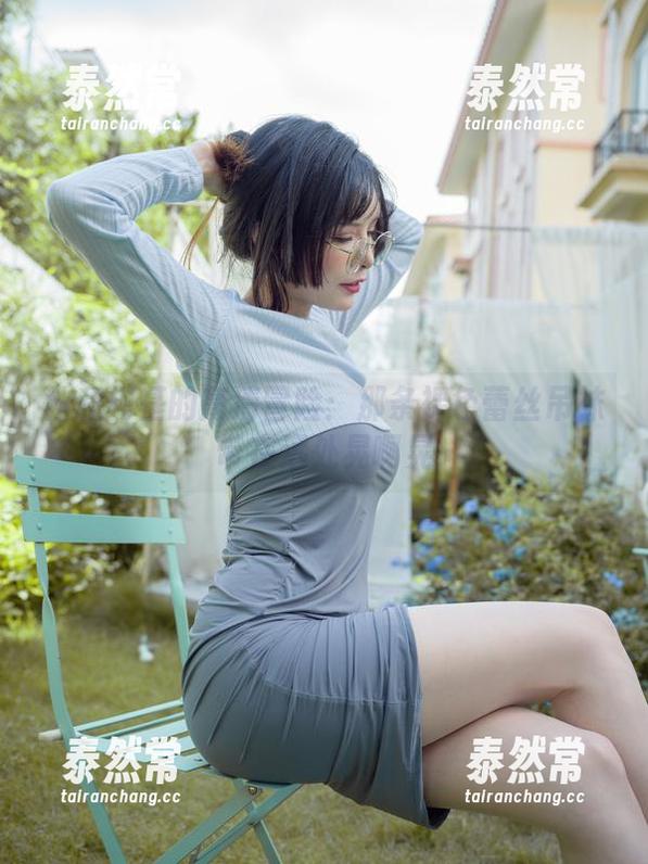 秋和柯基的高清冒险：那条裸色蕾丝吊袜带在远处晃啊晃