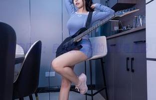 教室囚徒：自闭颜球球的图包奇遇记