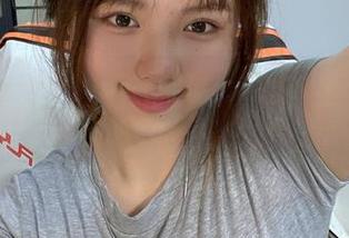 微密圈 – 天台之上，难得一见的全套写真，“葱油饼er”的表情真有趣。