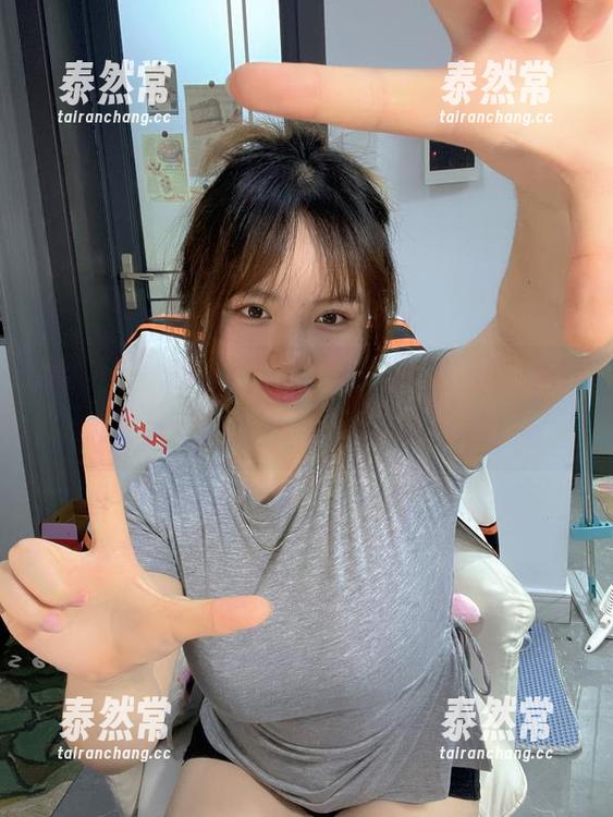 微密圈 - 天台之上，难得一见的全套写真，“葱油饼er”的表情真有趣。