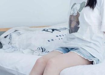 袜啵啵 – 完美结合的写真：小甜豆和两双运动鞋，下载这份灵感！