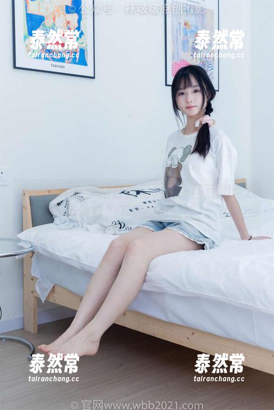 袜啵啵-小甜豆 袜啵啵 - 完美结合的写真:小甜豆和两双运动鞋,下载这份灵感!