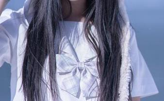 大家快来！过期米线线喵上演创意鱼吧写真，水里的鱼全都当模特了。