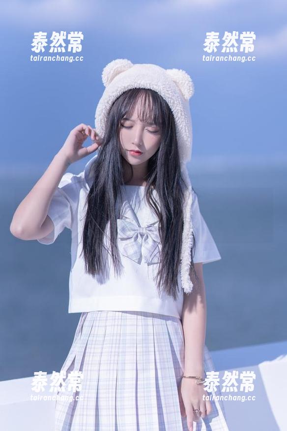 大家快来！过期米线线喵上演创意鱼吧写真，水里的鱼全都当模特了。