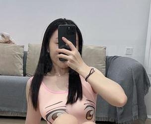 微密圈 – 铁锤姐姐的婚纱图包，恍惚间让我想到在婚礼现场的沙雕游戏。
