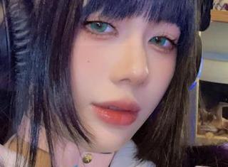 阿九从不咕咕(九言)更新的超短裤作品，肆意流露的随性让我不禁捏了把冷汗。