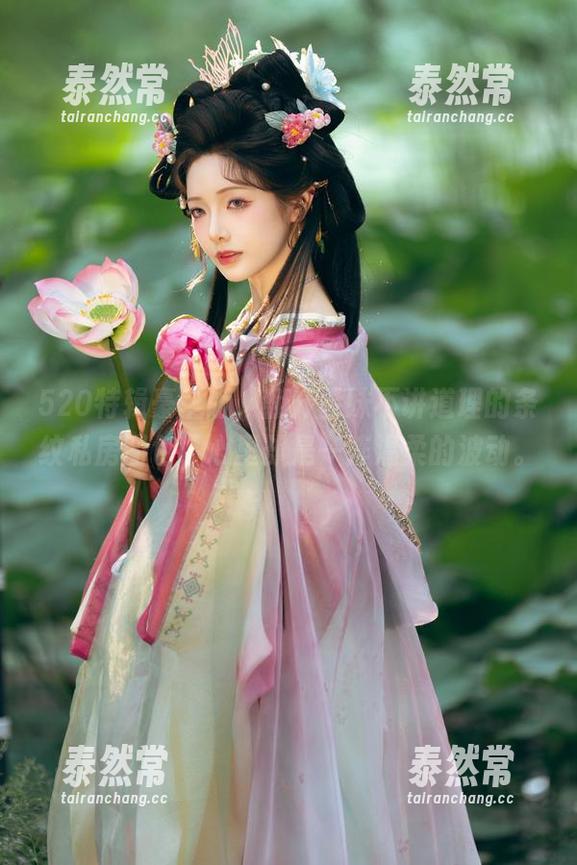 520特辑豪华版，翻开雯妹不讲道理的条纹私房图包，心里却是一阵温柔的波动。