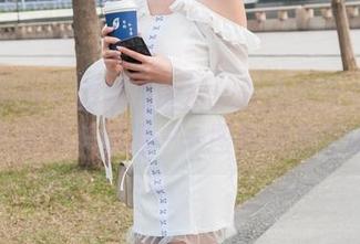 魔镜街拍 – 婷婷的设置：灰裙美女与午后时光的完美偶遇——图库闪亮登场！