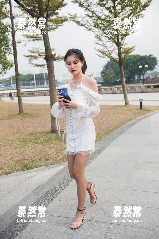 魔镜街拍 - 婷婷的设置：灰裙美女与午后时光的完美偶遇——图库闪亮登场！