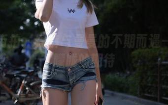 魔镜街拍 – 短裤与曼曼的不期而遇—原图朦胧的期待