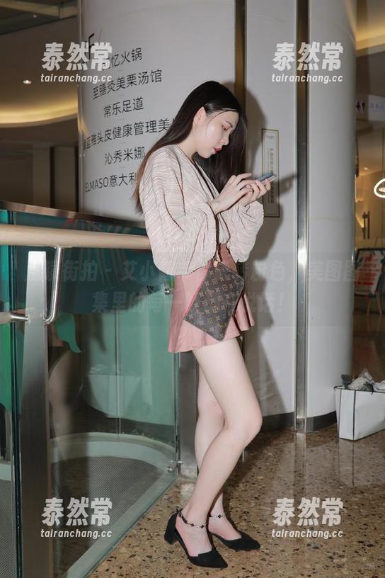 魔镜街拍 - 艾小青带你玩转粉色，美图图集里的每一帧都在说话！