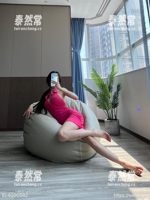 微密圈 - 从图集里一路滚到黎允熙baby的蓝白条纹，内心OS：这条线条比我还会凹造型。